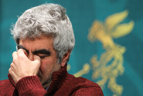 سروش صحت کارگردان فیلم صبحانه با زرافهها در نشست خبری این فیلم