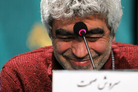 سروش صحت کارگردان فیلم صبحانه با زرافهها در نشست خبری این فیلم