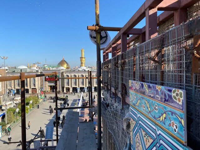 نصب کاشیهای امضادار در حرم امام حسین (ع)