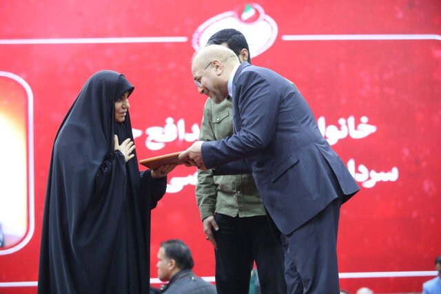 تقدیر رئیس مجلس از خانوادههای شهدا و چهرههای تأثیرگذار انقلاب اسلامی