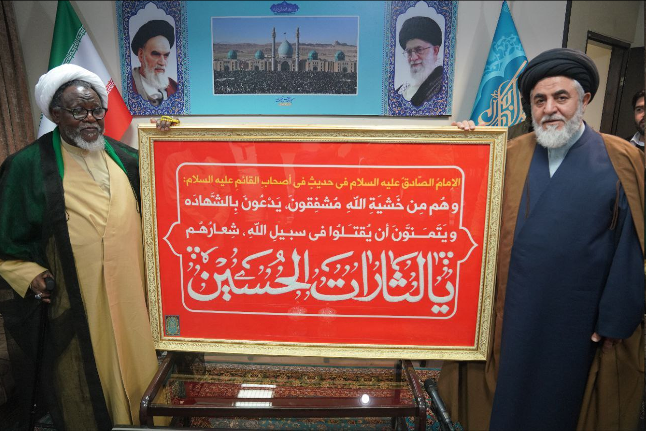 اهدای پرچم «یا لثاراتالحسین» مسجد جمکران به شیخ زکزاکی + عکس