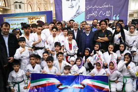 کیومرث هاشمی، وزیر ورزش در آیین تجدید میثاق جامعه ورزش با امام راحل