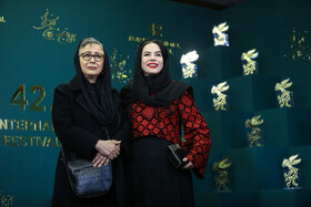 آزیتا حاجیان و ملیکا شریفی‌نیا بازیگران فیلم پروین در حاشیه ششمین روز چهل و دومین جشنواره فیلم فجر