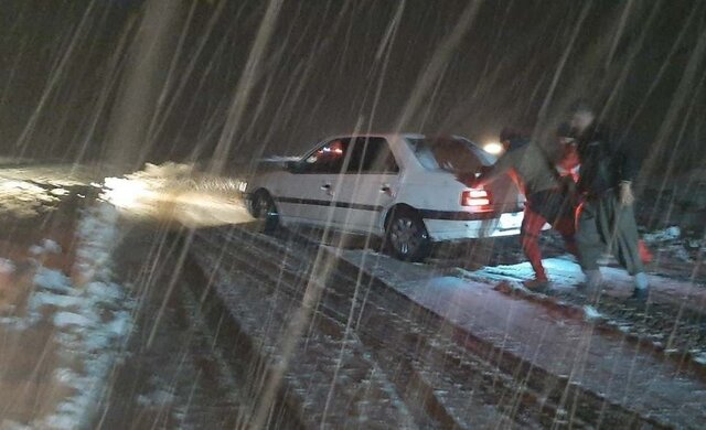 امدادرسانی نیروهای هلال احمر کرمانشاه به ۱۱۸ خودروی گرفتار در برف
