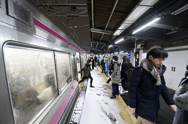 بارش برف سنگین در توکیو؛ بیش از ۱۰۰ نفر مصدوم شدند