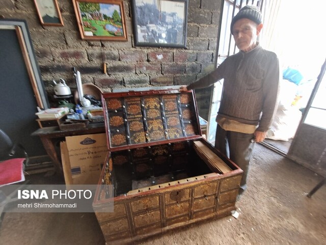 چراغ حجره تنها استادکار «صندوق هشترخانی» روشن است