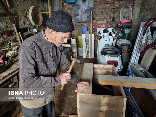 چراغ حجره تنها استادکار «صندوق هشترخانی» روشن است