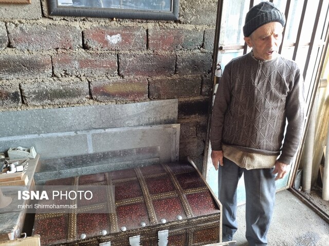 چراغ حجره تنها استادکار «صندوق هشترخانی» روشن است