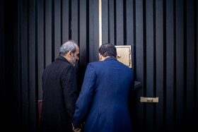 پیمان جبلی، رییس سازمان صدا و سیما و محمدمهدی اسماعیلی، وزیر فرهنگ و ارشاد اسلامی در حال خروج از حیاط دولت - ۱۸ بهمن - ۱۸ بهمن