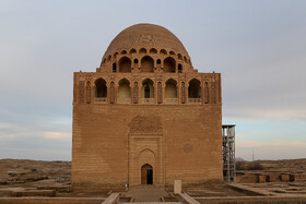 آرامگاه سلطان احمد سنجر فرمانروای سلجوقیان در شهر قدیم مرو در ترکمنستان واقع شده‌است.  این آرامگاه ۲۷ متر طول و ۱۷ متر عرض دارد و دیوارهای آن به بلندی ۱۴ متر است.  این آرامگاه یکی از بزرگترین مقبره‌های سلجوقی بوده است. مغول‌ها پس حمله به مرو این آرامگاه را آتش زدند. احمد سنجر نهمین سلطان امپراتوری سلجوقیان بود و تا زمان مرگش در سال بر آن حکومت کرد. سلطان سنجر را واپسين سلطان مقتدر سلجوقی می‌دانند.