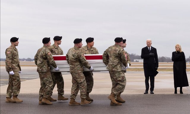 «جو بایدن» در برابر تابوت نظامیان آمریکایی که اخیرا در منطقه کشتهشدند گاردین: بایدن باید افسار اسرائیل را بکشد