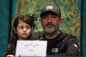 مهران غفوریان بازیگر فیلم آبی روشن و دخترش در نشست خبری هشتمین روز چهل و دومین جشنواره فیلم فجر