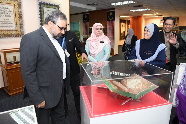 دایرهالمعارف تفاسیر قرآن و احادیث به کتابخانه ملی مالزی اهدا شد دایرهالمعارف تفاسیر قرآن و احادیث به کتابخانه ملی مالزی اهدا شد