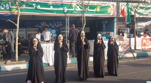 اجرای سرود گروهی از نوجوانان در حاشیه راهپیمایی ۲۲ بهمن اجرای سرود گروهی از نوجوانان در حاشیه راهپیمایی ۲۲ بهمن