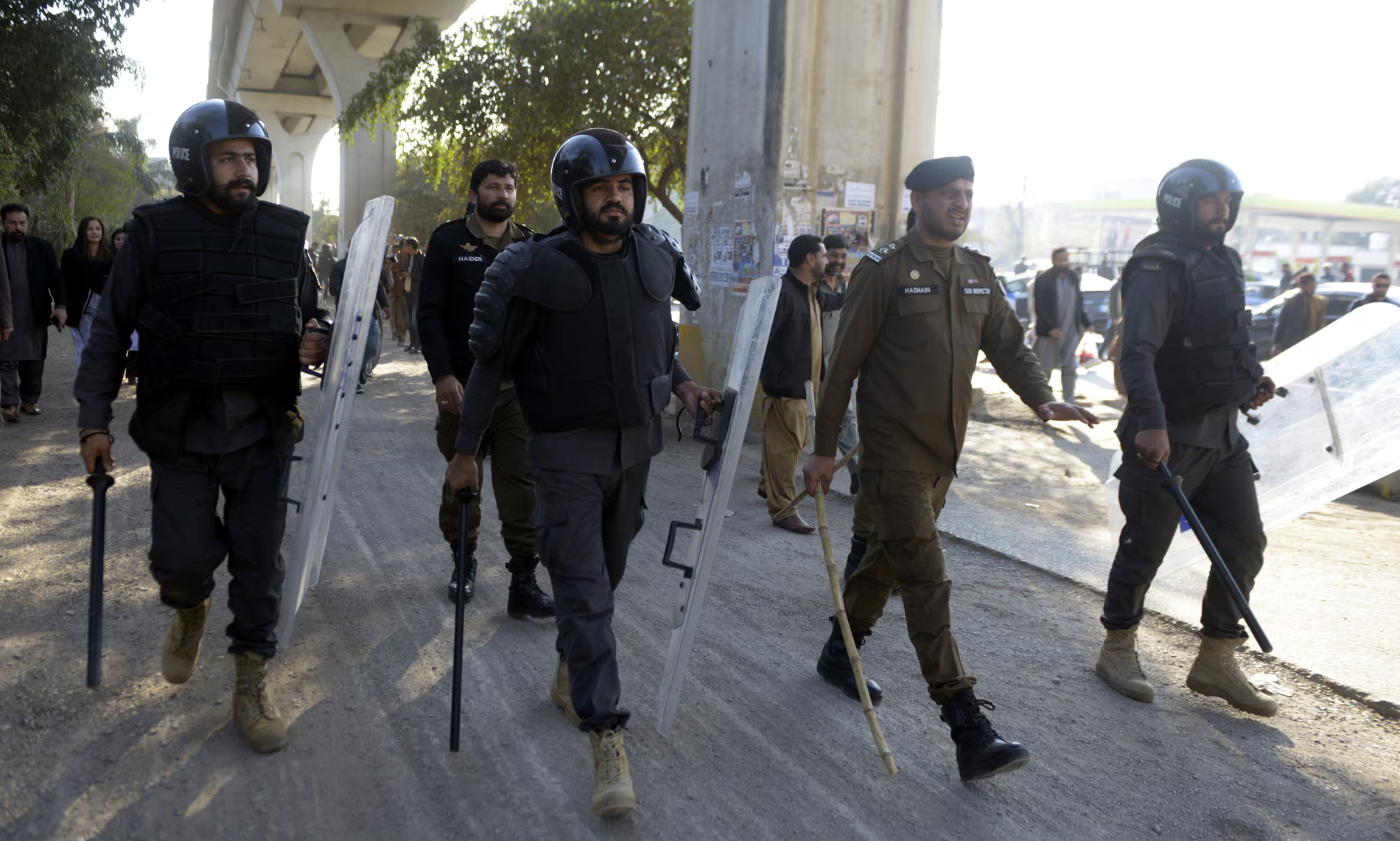 اعتراضات حامیان عمران خان به «تقلب» در انتخابات/ پاسخ پلیس با شلیک گاز اشک‌آور
