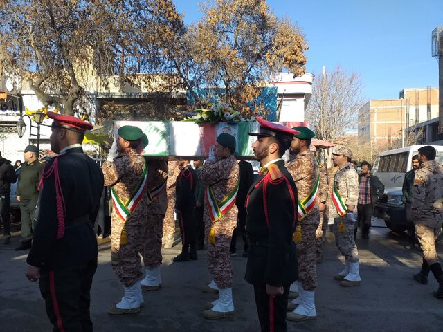 تشییع پیکر پاسدار شهید حسینی بر دستان مردم بجنورد