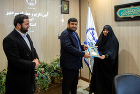 مهتاب ابرقویی سردبیر سابق خبرگزاری ایسنا قم، محمد مهدی خیرجو مدیر عامل خبرگزاری ایسنا و حامد حیاتی رییس جهاد دانشگاهی قم در تودیع و معارفه سردبیر خبرگزاری ایسنا در قم