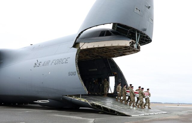 تشییع نظامیان کشته شده آمریکایی در حمله ۲۸ ژانویه ۲۰۲۴ مقاومت عراق فرمانده پیشین سنتکام: حضور آمریکا در منطقه بدون بازدارندگی در مقابل حملات مقاومت ایده خوبی نیست
