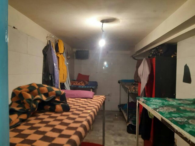 عکس : تزئینی گازگرفتگی ۱۴ دانشجو در یک خوابگاه/ انتقال دانشجویان مسموم به بیمارستان