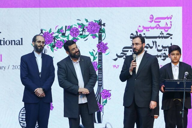 تقدیر از خواننده «فرمانده مهدی» در جشنواره فجر / سرود را آکادمیکتر خواهیم کرد تقدیر از خواننده «فرمانده مهدی» در جشنواره فجر / سرود را آکادمیکتر خواهیم کرد