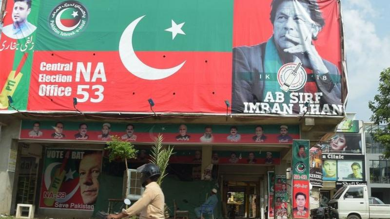 آینده مبهم تشکیل دولت در پاکستان؛ نواز شریف یا عمران خان؟