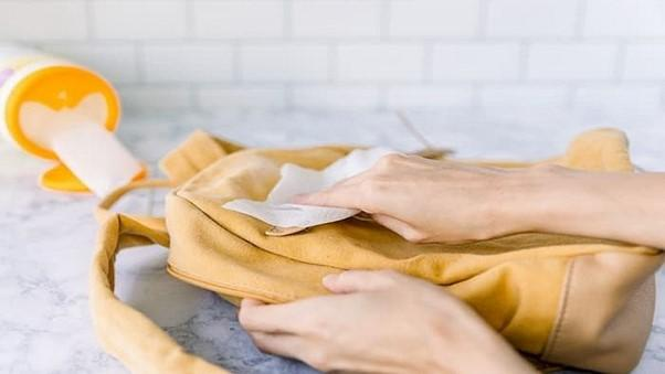 روش ساده و آسان برای تمیز کردن کولهپشتی در خانه