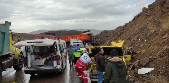 امدادرسانی به ۱۰ حادثه‌دیده تصادف تریلی با پژو در جاده قائن_بیرجند/۷ نفر فوت شدند