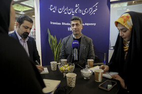 حضور حسن کریمی سنجری، مدیر طرح خودروهای برقی وزارت صمت در غرفه ایسنا - سومین روز نمایشگاه رسانه‌های ایران