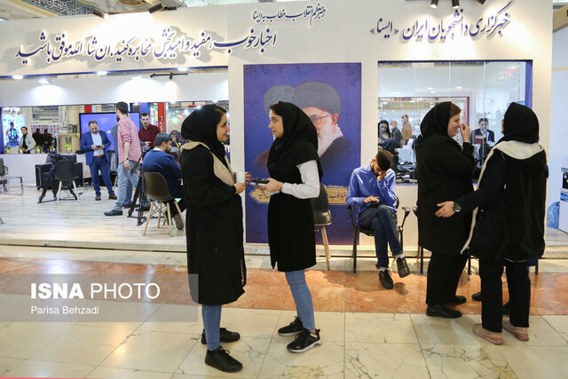 حاشیههای روز سوم نمایشگاه رسانهها از نگاه ایسنا/ ازدحامی از جنس سیاست در فضایی بارانی