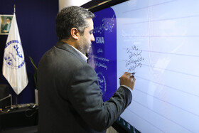 مهدی گیوهکی مدیر مسئول روزنامه جام جم در غرفه ایسنا