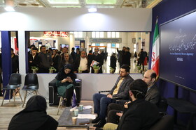 محسن نراقی دبیر شورای تبیین مواضع بسیج دانشجویی و کوروش دستپاک معاون دبیرکل حزب کارگزاران در غرفه ایسنا