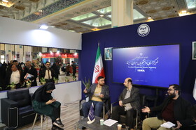 محسن نراقی دبیر شورای تبیین مواضع بسیج دانشجویی و کوروش دستپاک معاون دبیرکل حزب کارگزاران در غرفه ایسنا