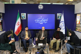 محسن نراقی دبیر شورای تبیین مواضع بسیج دانشجویی و کوروش دستپاک معاون دبیرکل حزب کارگزاران در غرفه ایسنا