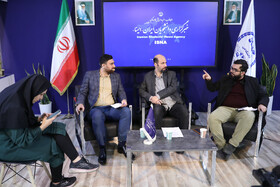 محسن نراقی دبیر شورای تبیین مواضع بسیج دانشجویی و کوروش دستپاک معاون دبیرکل حزب کارگزاران در غرفه ایسنا