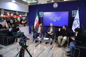 محسن نراقی دبیر شورای تبیین مواضع بسیج دانشجویی و کوروش دستپاک معاون دبیرکل حزب کارگزاران در غرفه ایسنا