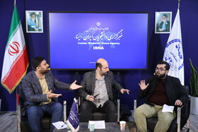 محسن نراقی دبیر شورای تبیین مواضع بسیج دانشجویی و کوروش دستپاک معاون دبیرکل حزب کارگزاران در غرفه ایسنا