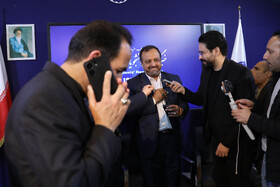 بازدید سیداحسان خاندوزی وزیر اقتصاد و دارایی از غرفه ایسنا - چهارمین روز نمایشگاه رسانه‌های ایران