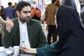 امیرحسین ثابتی فعال سیاسی در غرفه ایسنا - چهارمین روز نمایشگاه رسانه‌های ایران