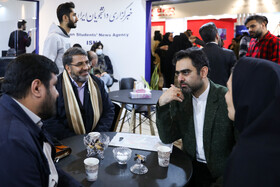 امیرحسین ثابتی فعال سیاسی در غرفه ایسنا - چهارمین روز نمایشگاه رسانه‌های ایران