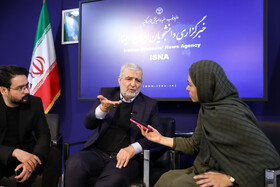  حسن کاظمی قمی در غرفه ایسنا - چهارمین روز نمایشگاه رسانه‌های ایران