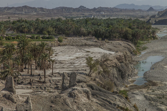 مردم منطقه نیکشهر تأکید استاندار سیستان و بلوچستان بر لزوم رفع مشکل آب و برق
