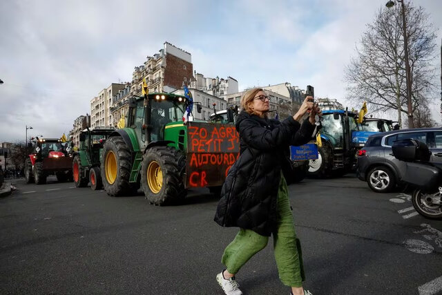 بازگشت کشاورزان معترض فرانسوی به خیابان‌های پاریس