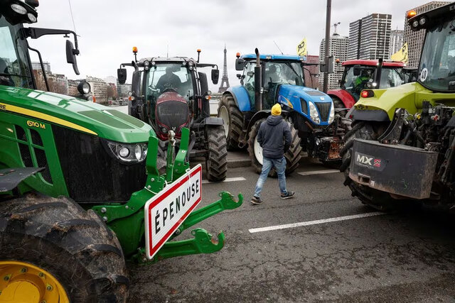 بازگشت کشاورزان معترض فرانسوی به خیابان‌های پاریس