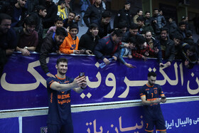 تماشاگران و بازیکنان تیم والیبال نیان الکترونیک مشهد 