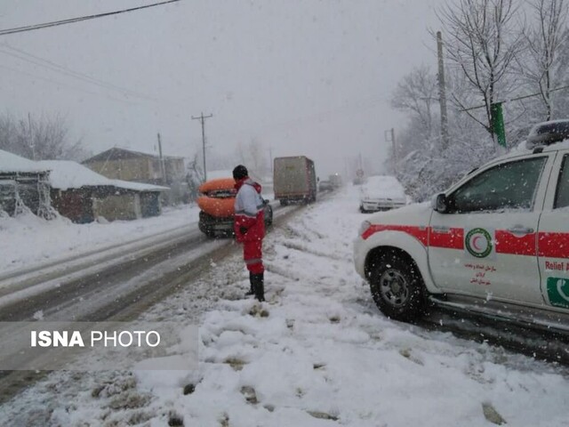 امدادرسانی هلال احمر گیلان در برف و کولاک