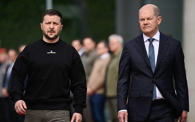 اولاف شولتس (سمت راست) در کنار رئیسجمهور اوکراین شولتس پرونده ارسال موشک «تاروس» به کییف را بست