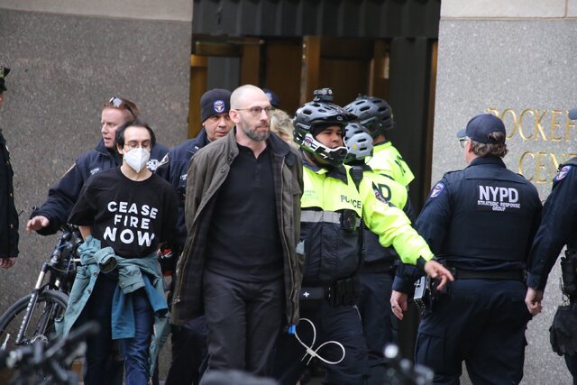 بازداشت حامیان فلسطین در مقابل محل سخنرانی بایدن