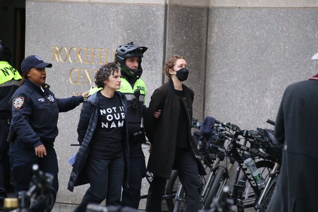 بازداشت حامیان فلسطین در مقابل محل سخنرانی بایدن