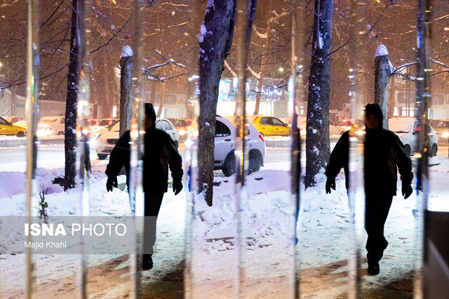 عکس آرشیوی است. بازگشایی مسیرهای اصلی و فرعی منطقه یک تهران / ارتفاع ۳ متری برف در برخی محلهها