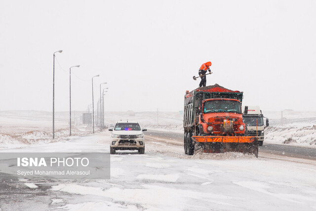 عکس تزئینی است برفروبی حدود ۵۰۰۰ کیلومتر از محورهای مواصلاتی استان زنجان